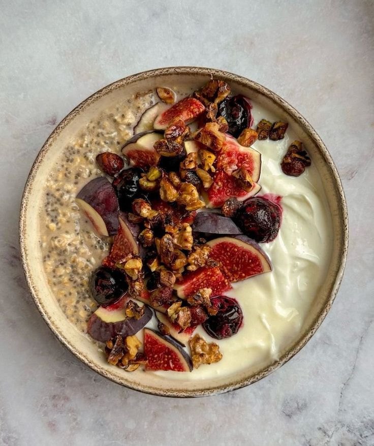 Bowl de yogurt con higos y nueces